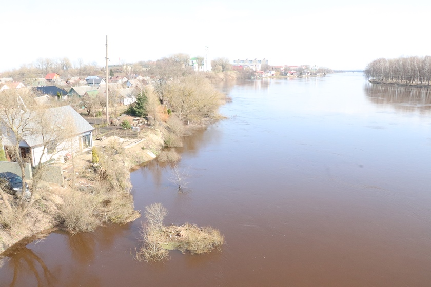 Вода в западной двине. Река Даугава. Уровень воды в реке Западная Двина Полоцк. Полоцк сейчас Двина. Фото Полоцк разлив Двины.